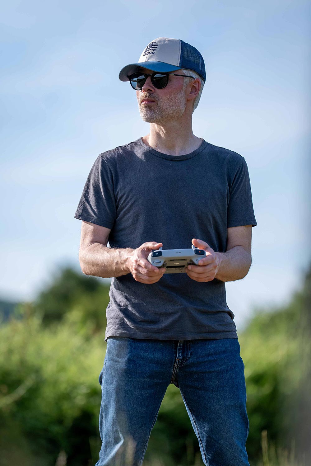 Un télépilote de drone de Mellow Production lors d'une prestation de drone