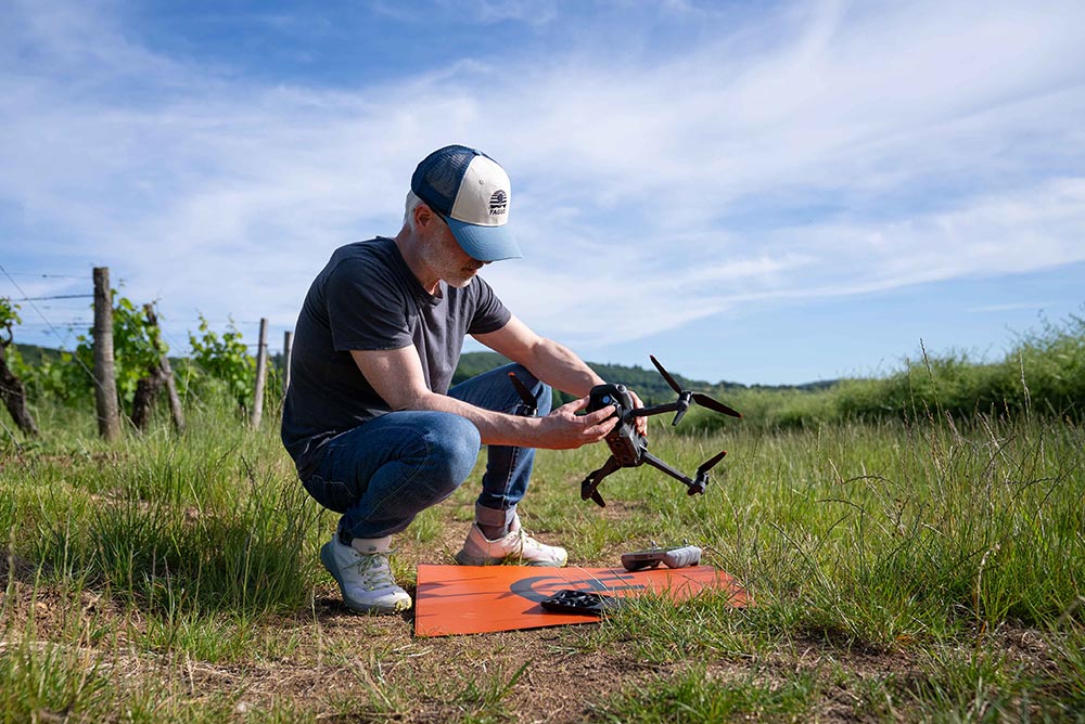 Un télépilote de drone prépare son drone pour le vol d'une prestation de drone