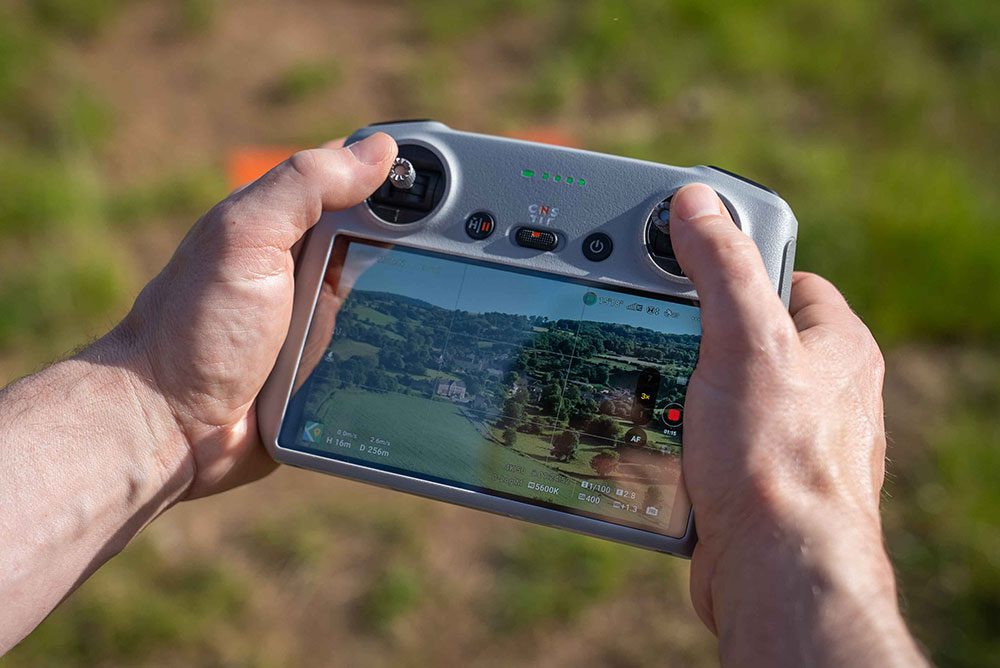 Une radio-commande de drone en cours d'utilisation lors d'une prestation de drone