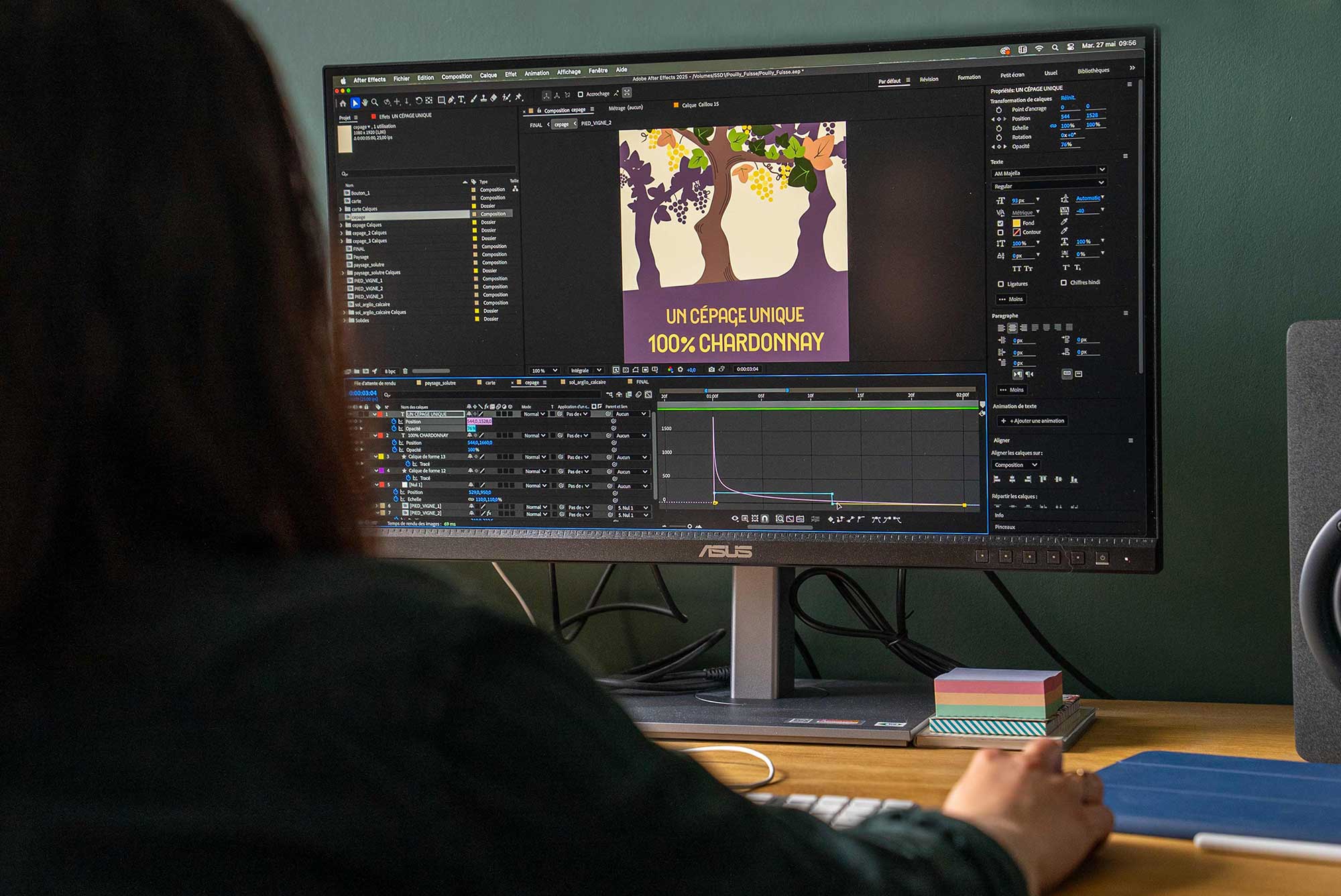 Une femme réalise un motion design sur son ordinateur