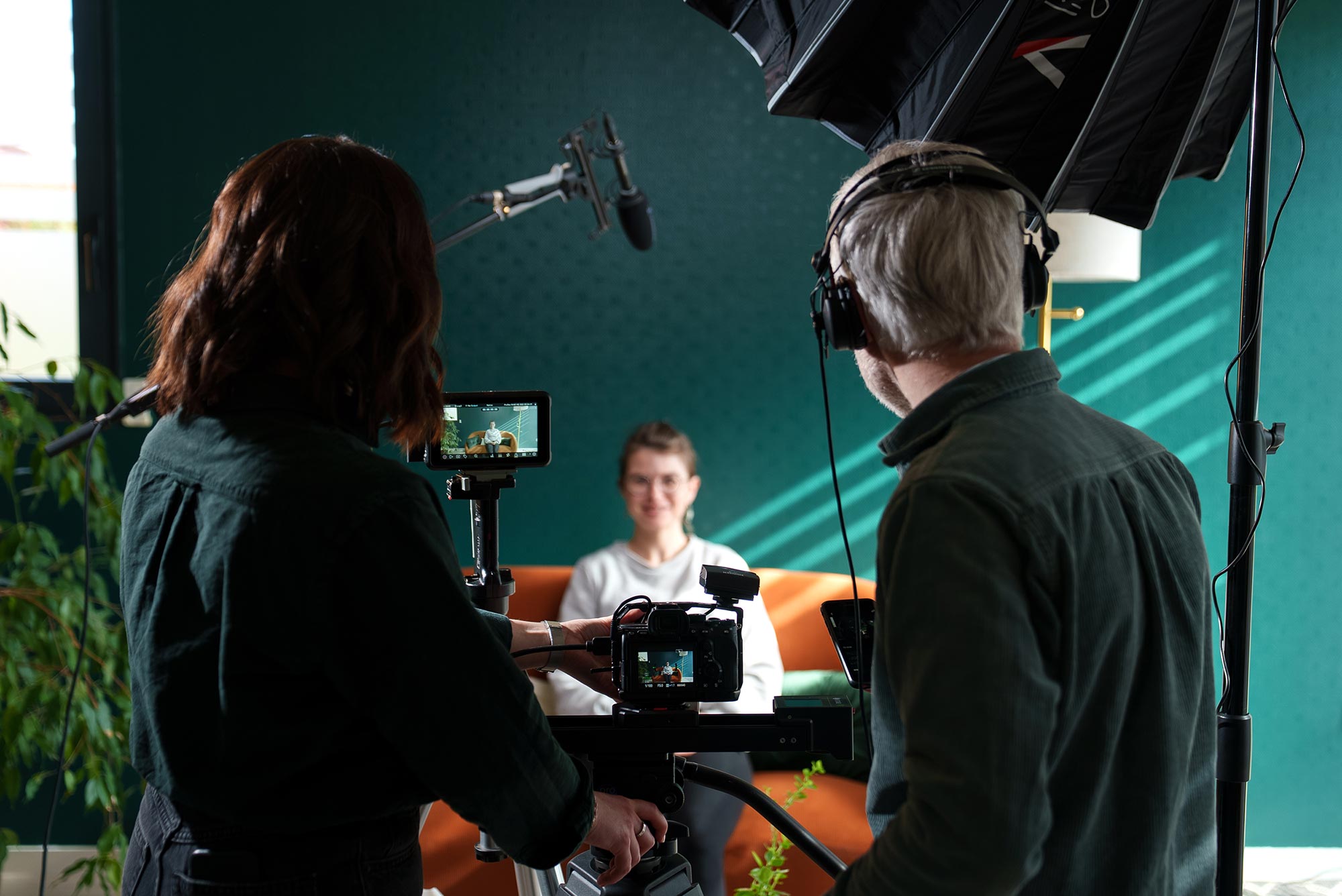 L'équipe de Mellow Production, agence de communication vidéo à Mâcon, filme une interview