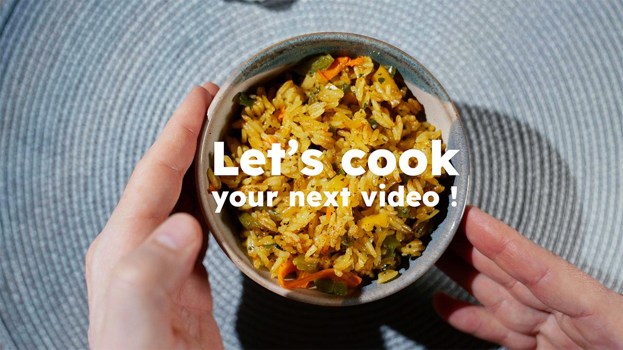 Un bol de riz cuisiné est déposé sur une table