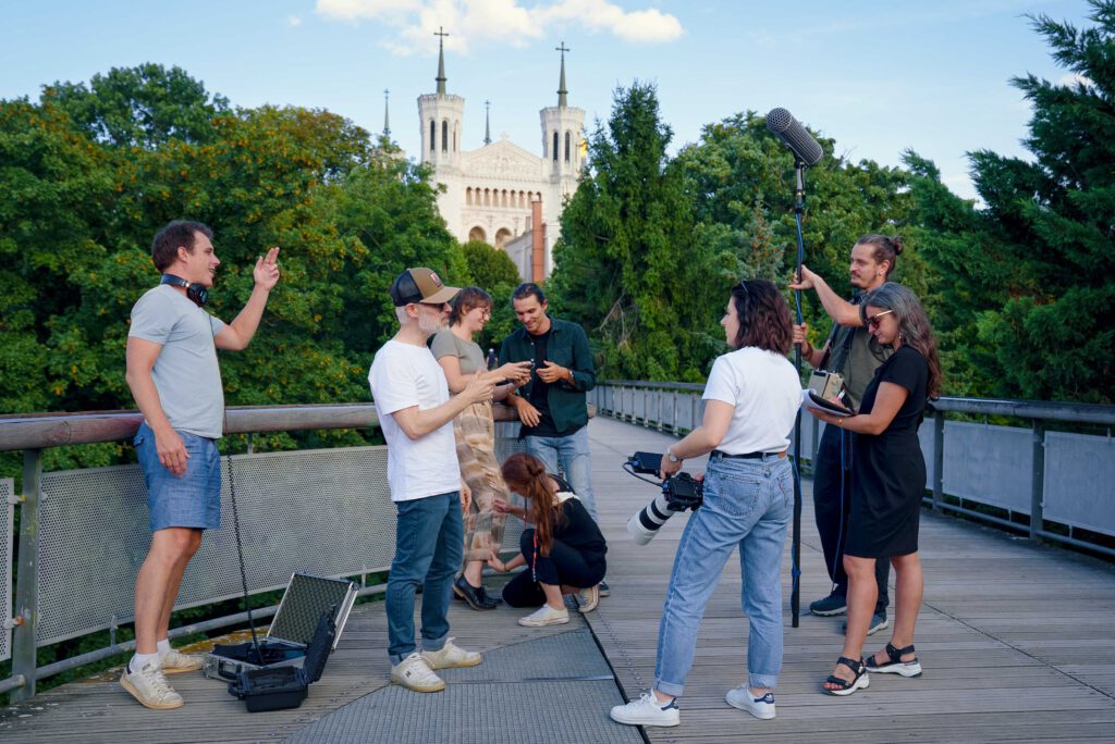 Équipe de tournage prépare la prochaine scène à filmer - Mellow Production, spécialiste production audiovisuelle