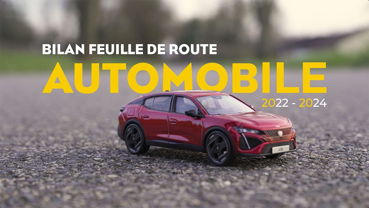 Une voiture rouge miniature sur une route
