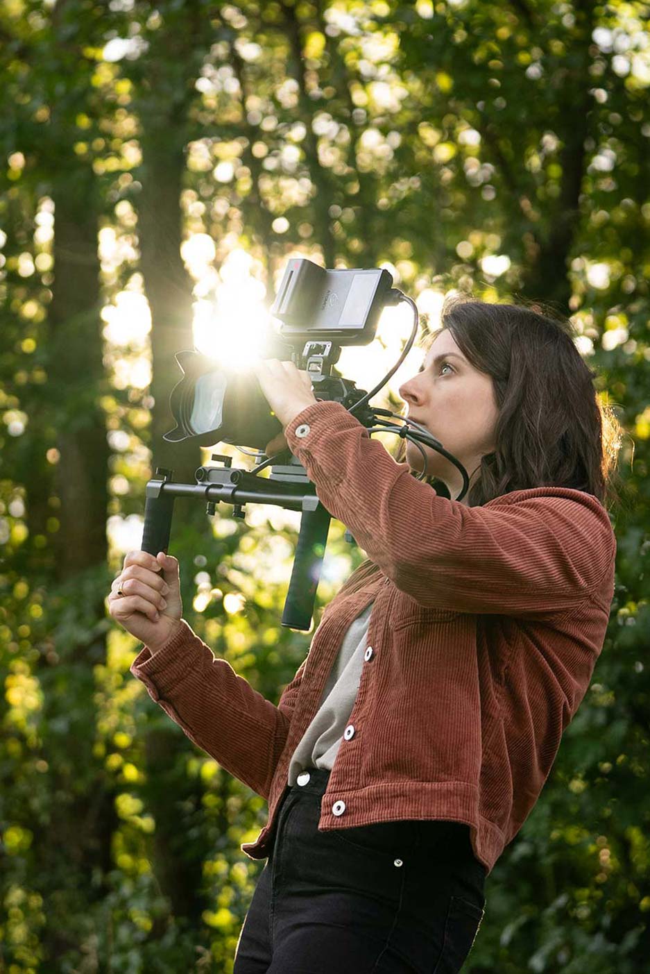Une femme filme avec sa caméra
