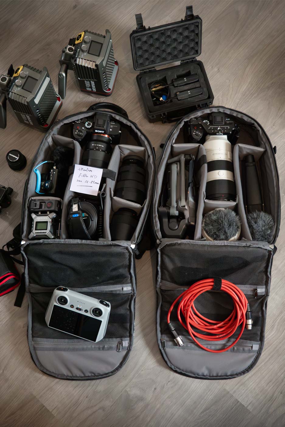 Des sacs à dos remplis de matériel de tournage vidéo