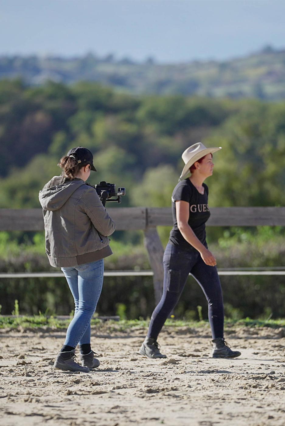 Une caméraman film une monitrice d'équitation - Mellow Production, spécialiste production audiovisuelle