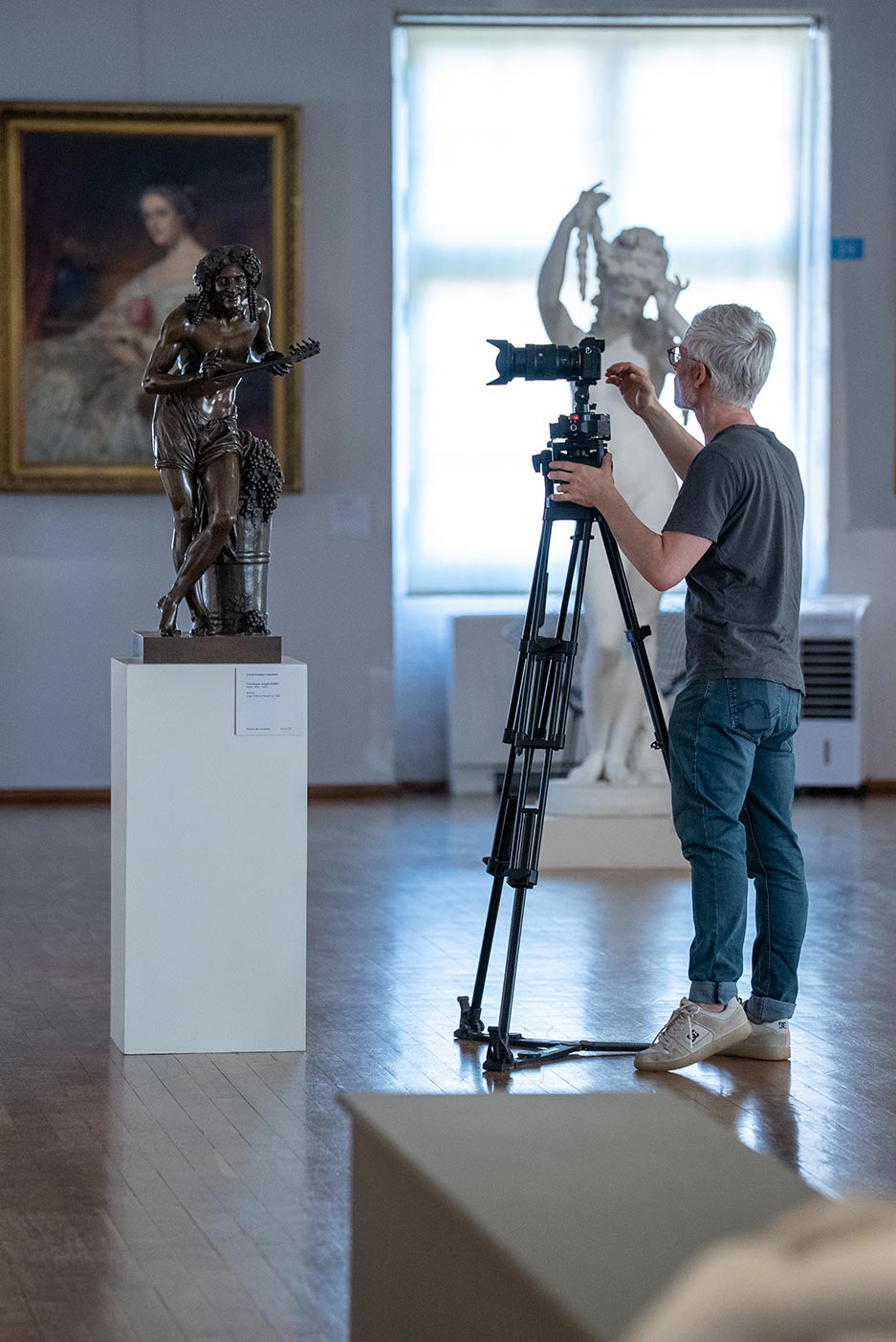 Un caméraman filme une statue en bronze dans un musée - Mellow Production, spécialiste production audiovisuelle