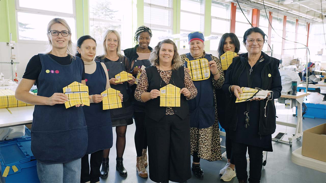 Une équipe de couturières pose pour la photo