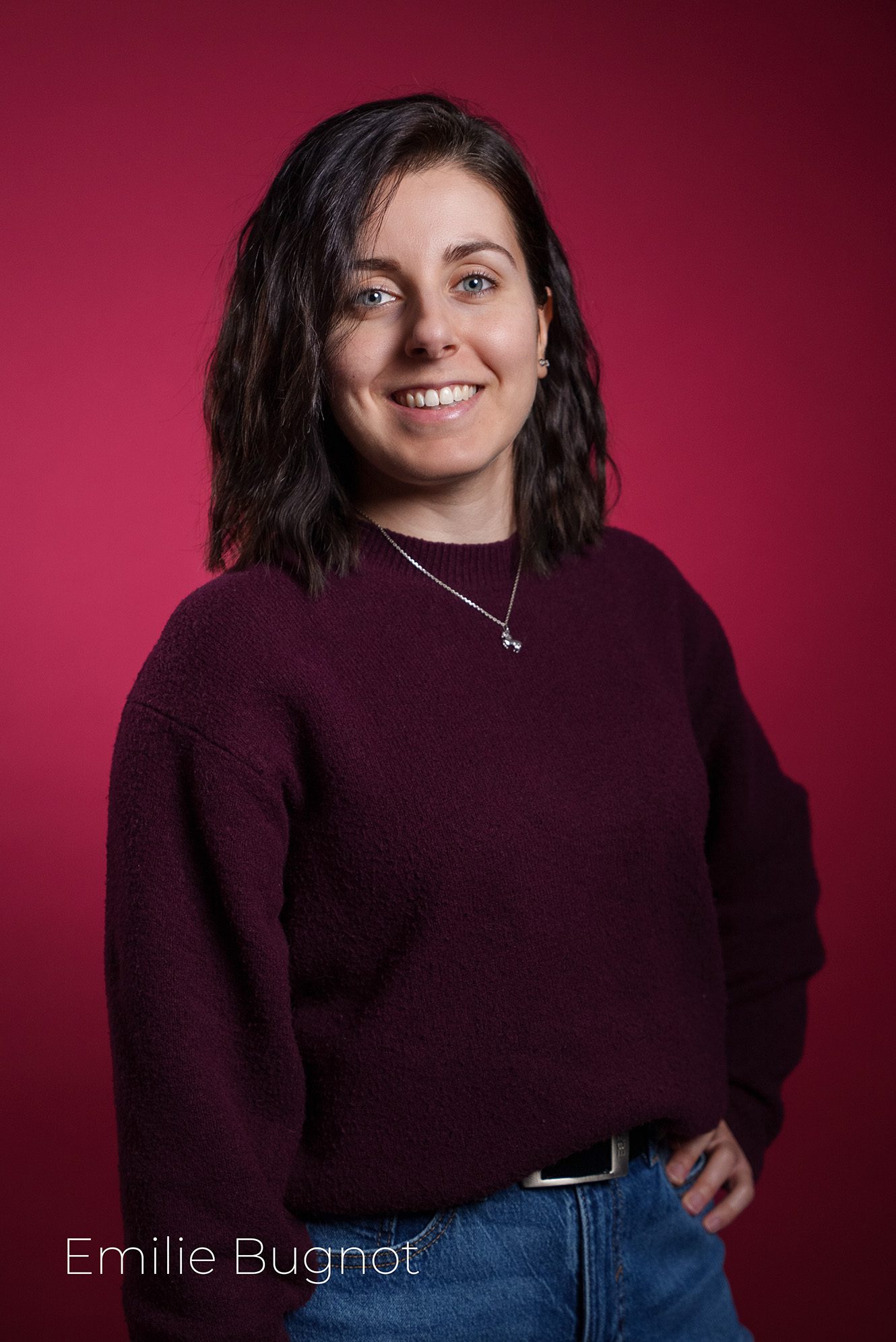 Emilie Bugnot réalisatrice vidéo de Mellow Production avec une caméra à la main