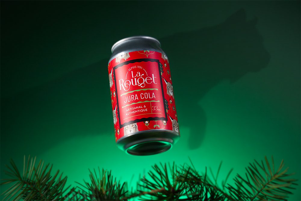 Une canette de jura cola sur fond vert