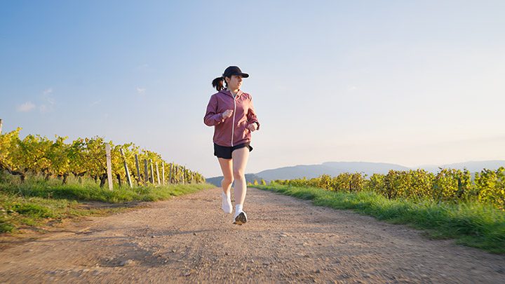 Une femme court sur un chemin entre les vignes - extrait d'une réalisation de Mellow Production, agence de communication vidéo Mâcon