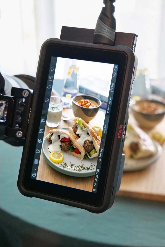 Un plat cuisiné retransmis dans un monitor vidéo