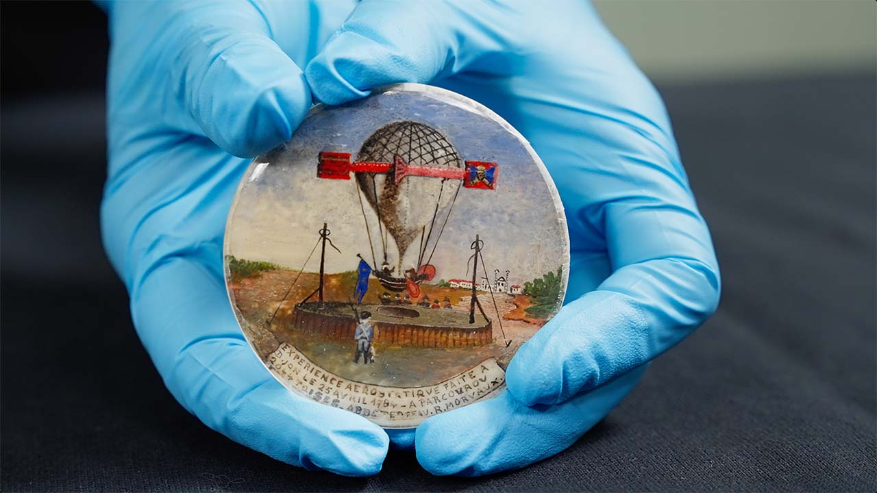 Miniature - peinture sur os- représentant une expérience aérostatique