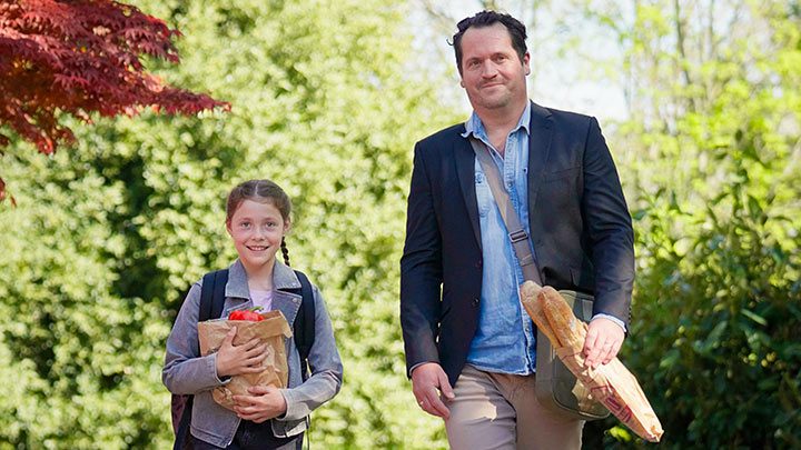 un père et sa fille marchent côte à côte